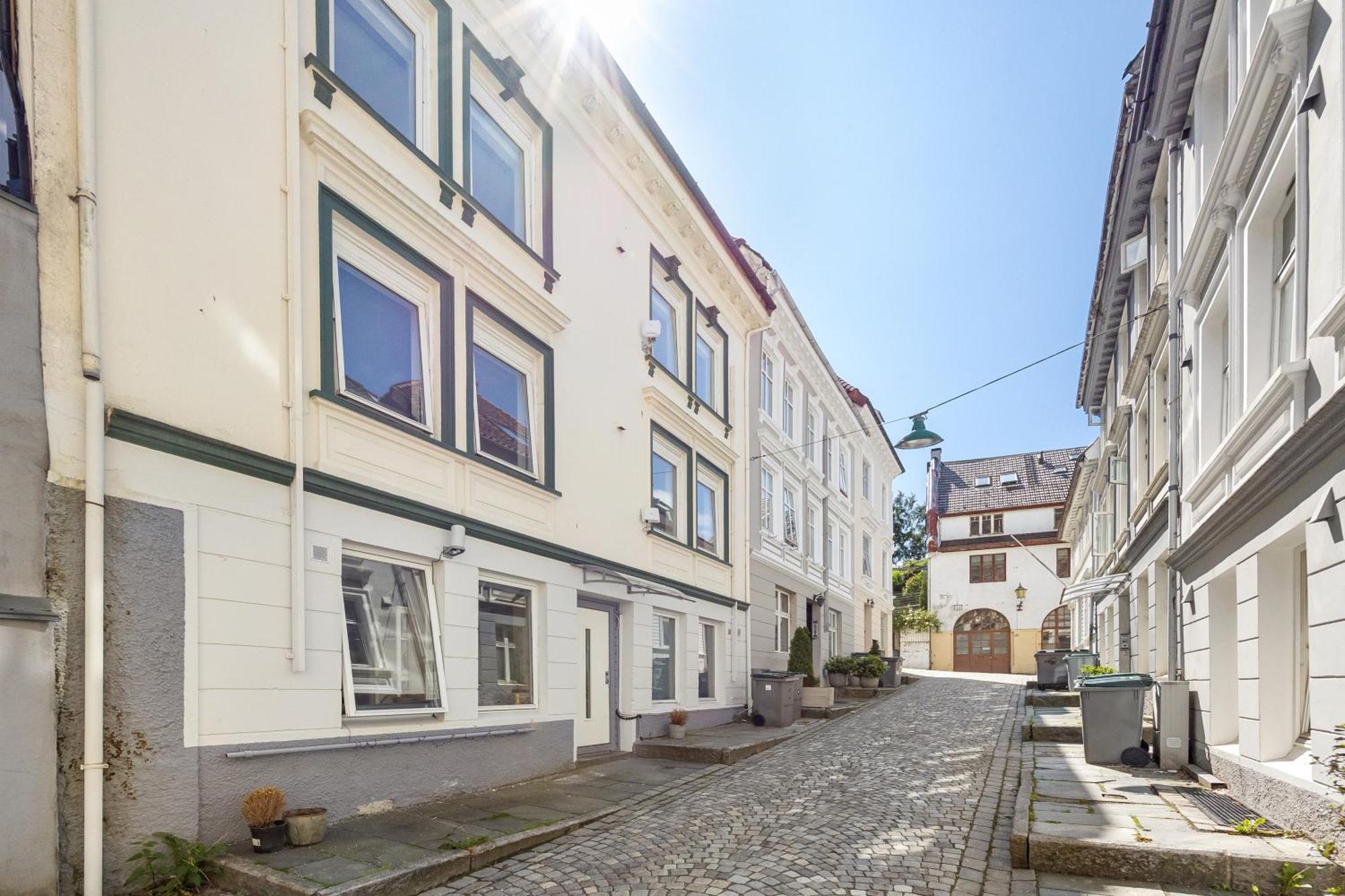 King Bed - Renovated 2024 - 2Br Behind Bryggen Apartment Bergen Exterior photo